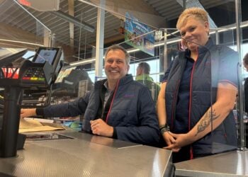 Für den guten Zweck: Cottbuser OB Schick zeigt Einsatz an der Kasse