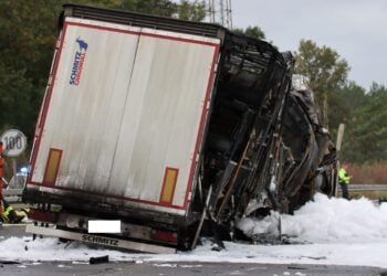 Schwerer Unfall bei Lübbenau: LKW gehen in Flammen auf, Fahrer stirbt