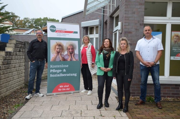 Foto (v.l.n.r.): Falk Jendreyeck (Sozialdienst), Katja Lehr (Pflegekasse), Josefine Schirneck (Pflegekasse), Birthe Zenker (Sozialberaterin Pflegestützpunkt Spree-Neiße), Torsten Winter (Fachbereichsleiter Soziales, Landkreis Spree-Neiße)