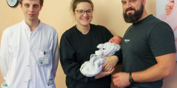 Lene mir den Eltern Kristin und Christian sowie der betreuende Arzt Sebastian Möbus (Bild: Lausitzer Seenland Klinikum)