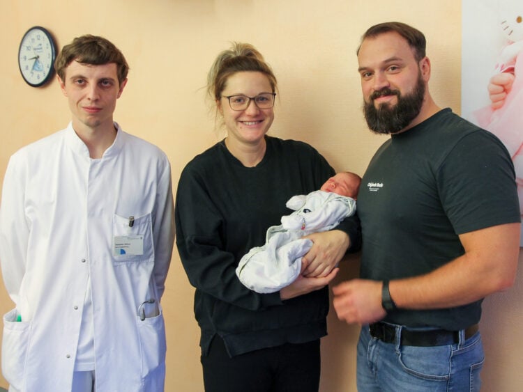 Lene mir den Eltern Kristin und Christian sowie der betreuende Arzt Sebastian Möbus (Bild: Lausitzer Seenland Klinikum)