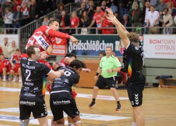 Handball Regionalliga Ostsee-Spree LHC Cottbus - Preussen Berlin 26-25; Vašek Klimt beim Torwurf in letzter Sekunde; Foto: LHC Cottbus