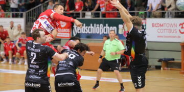 Handball Regionalliga Ostsee-Spree LHC Cottbus - Preussen Berlin 26-25; Vašek Klimt beim Torwurf in letzter Sekunde; Foto: LHC Cottbus