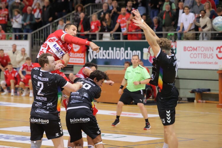 Handball Regionalliga Ostsee-Spree LHC Cottbus - Preussen Berlin 26-25; Vašek Klimt beim Torwurf in letzter Sekunde; Foto: LHC Cottbus