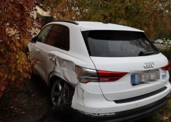 Cottbus: Auto mit Straßenbahn zusammengestoßen. 54-Jährige verletzt