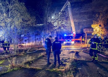 Brand in Forst: Feuerwehr bringt Feuer in Lagerhalle unter Kontrolle