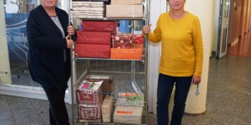 Stiftssekretärin Birgit Weise (r.) und Cordula Kulawik, Mitarbeiterin der
Krankenhausinformation, konnten schon über 450 Pakete in Empfang nehmen. (Bild: Naëmi Wilke Stift/ Renate Kulick-Aldag)