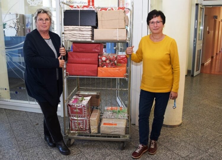 Stiftssekretärin Birgit Weise (r.) und Cordula Kulawik, Mitarbeiterin der
Krankenhausinformation, konnten schon über 450 Pakete in Empfang nehmen. (Bild: Naëmi Wilke Stift/ Renate Kulick-Aldag)