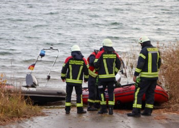 Rettungseinsatz am Geierswalder See: Mann nach Bootsunfall vermisst