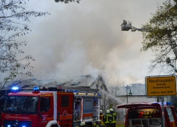 Großbrand in Neuhausen: Vier Gebäude betroffen. Zwei Verletzte