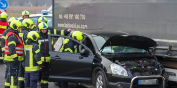 Unfall zwischen LKW & PKW auf B97 bei Schwarze Pumpe