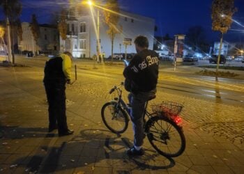 Kontrolle in Cottbus: Polizei & Ordnungsamt prüfen Fahrzeugbeleuchtung