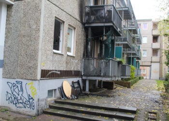 Feuerwehreinsatz in Cottbus: Eine Person nach Balkonbrand behandelt