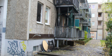 Feuerwehreinsatz in Cottbus: 61-Jähriger bei Balkonbrand verletzt