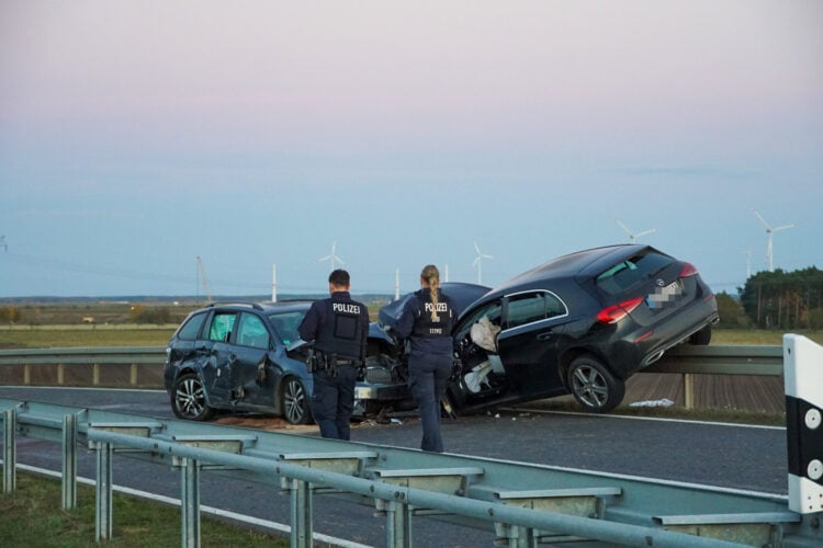 Verkehrsunfall auf der B97 bei Bärenbrück; Foto: Blaulichtreport Lausitz