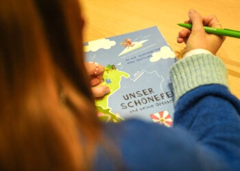 Schnipseljet Wimmelbuch über Schönefeld; Foto: valuemedia