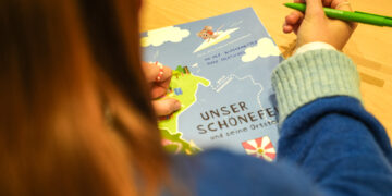 Schnipseljet Wimmelbuch über Schönefeld; Foto: valuemedia