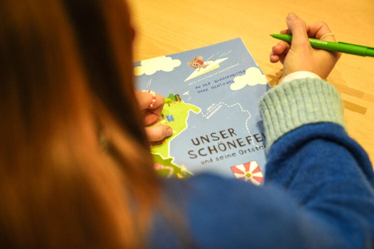 Schnipseljet Wimmelbuch über Schönefeld; Foto: valuemedia