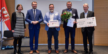Mirko Giszas, Teamleiter Ausbildung der BASF InfraService & Solutions Lausitz GmbH (Mitte) und Torsten Groth, Referent HR-Projekte der BASF InfraService & Solutions Lausitz GmbH (2.v.re.),  nehmen den Ausbildungspreis entgegen. Foto: Stefan Schubert Fotografie