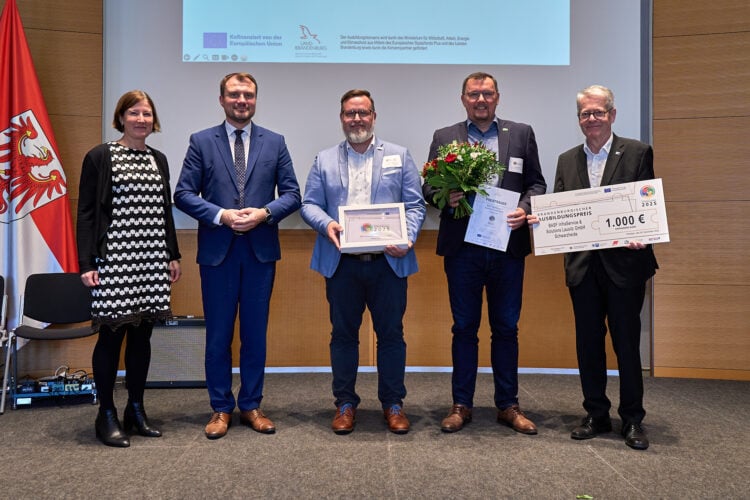Mirko Giszas, Teamleiter Ausbildung der BASF InfraService & Solutions Lausitz GmbH (Mitte) und Torsten Groth, Referent HR-Projekte der BASF InfraService & Solutions Lausitz GmbH (2.v.re.),  nehmen den Ausbildungspreis entgegen. Foto: Stefan Schubert Fotografie