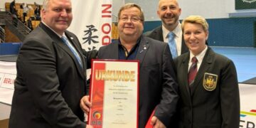 „Benno“ Golze vom KSC ASAHI wird mit dem 6. Dan geehrt (Bild: Verein)