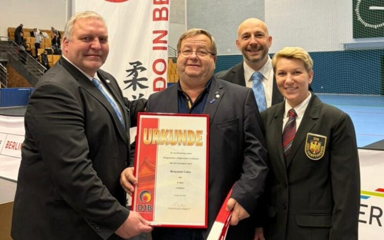 „Benno“ Golze vom KSC ASAHI wird mit dem 6. Dan geehrt (Bild: Verein)