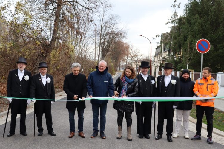 ©Stadt Finsterwalde/Anna-Lena Aßmus: Feierliche Eröffnung der Forststraße mit den Vier Finsterwalder Sängern, den drei Bauherren (Herr Gampe, Bürgermeister der Stadt Finsterwalde, Herr Freudenberg, Stadtwerke Finsterwalde GmbH und Frau Ramos, Entwässerungsbetrieb der Stadt Finsterwalde) als auch dem Planungsbüro und der ausführenden Baufirma EUROVIA).