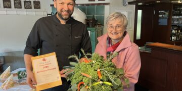 Sichtlich erfreut über die Auszeichnung: Gasthaus-Küchenchef und Inhaber  Raimund Stuckatz (li.) mit Slowfood-Regionaltesterin Kerstin Mickan. (Bild: Gasthaus Stuckatz)