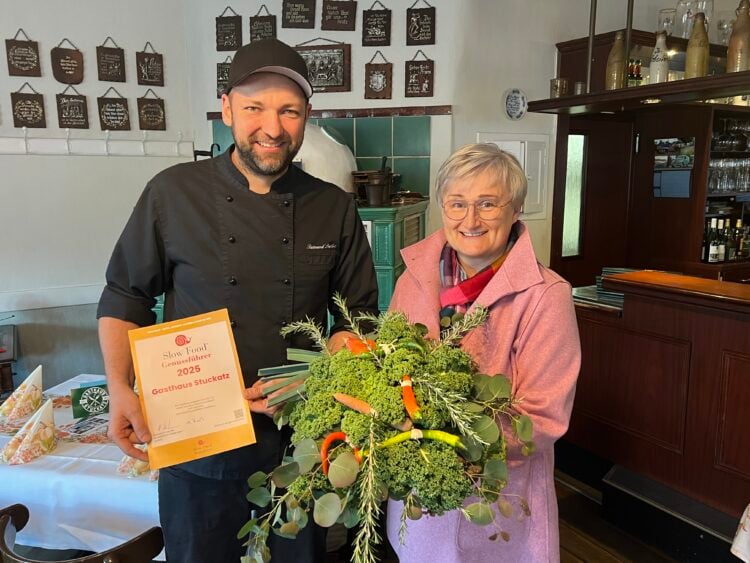 Sichtlich erfreut über die Auszeichnung: Gasthaus-Küchenchef und Inhaber  Raimund Stuckatz (li.) mit Slowfood-Regionaltesterin Kerstin Mickan. (Bild: Gasthaus Stuckatz)