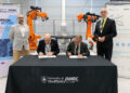 Unterzeichnung des Letter of Intent in Sheffield durch Ben Morgan, Interims-Geschäftsführer des University of Sheffield AMRC und Heiko Witte, Geschäftsführer der CHESCO GmbH, Von Links: Simon Collingwood (Director of External Affairs & Communications University of Sheffield AMRC), Ben Morgan, Heiko Witte, Dr. Dietmar Woidke (Ministerpräsident Brandenburg) / Bild: CHESCO