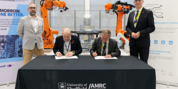 Unterzeichnung des Letter of Intent in Sheffield durch Ben Morgan, Interims-Geschäftsführer des University of Sheffield AMRC und Heiko Witte, Geschäftsführer der CHESCO GmbH, Von Links: Simon Collingwood (Director of External Affairs & Communications University of Sheffield AMRC), Ben Morgan, Heiko Witte, Dr. Dietmar Woidke (Ministerpräsident Brandenburg) / Bild: CHESCO