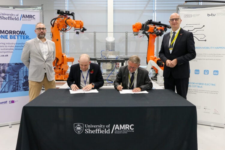 Unterzeichnung des Letter of Intent in Sheffield durch Ben Morgan, Interims-Geschäftsführer des University of Sheffield AMRC und Heiko Witte, Geschäftsführer der CHESCO GmbH, Von Links: Simon Collingwood (Director of External Affairs & Communications University of Sheffield AMRC), Ben Morgan, Heiko Witte, Dr. Dietmar Woidke (Ministerpräsident Brandenburg) / Bild: CHESCO