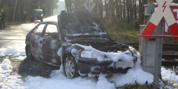 Autobrand am Bahnübergang bei Kolkwitz; Foto: Blaulichtreport Lausitz