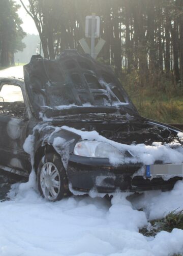 Autobrand am Bahnübergang bei Kolkwitz; Foto: Blaulichtreport Lausitz