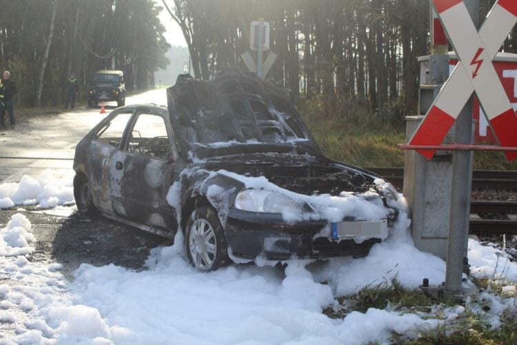 Autobrand am Bahnübergang bei Kolkwitz; Foto: Blaulichtreport Lausitz