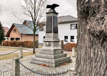 Volkstrauertag in Lübben: Gedenken & Spenden für Kriegsgräberfürsorge