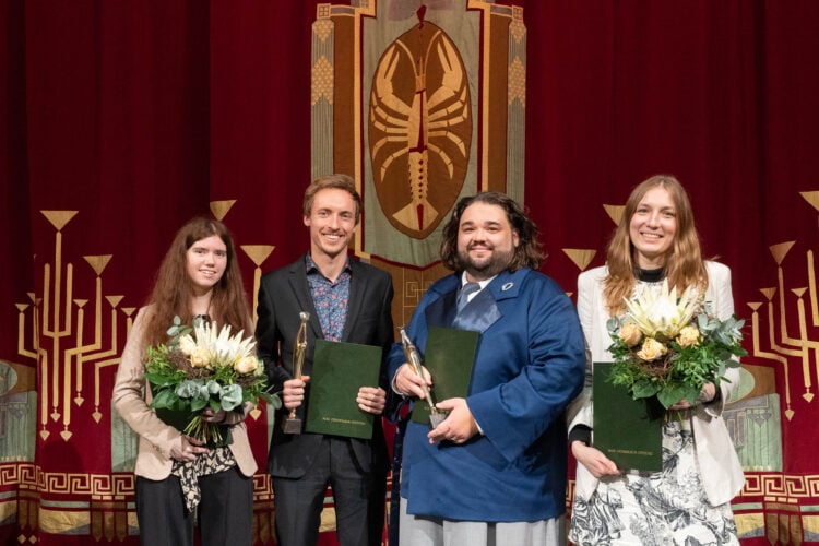 Die Preisträger*innen der Max Grünebaum-Stiftung 2025
(Foto v.l.n.r.):
Laura Pfeffer (Ernst-Frank-Förderpreisträgerin 2025)
Dr. Malte Welling (Max-Grünebaum-Preisträger 2025)
Nils Stäfe (Max-Grünebaum-Preisträger 2025)
Anna-Martha Thomas (Karl-Newman-Förderpreisträgerin 2025)
(Foto: © Bernd Schönberger)