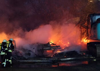 Großbrand in Neuhausen: Vier Gebäude zerstört und stundenlanger Einsatz