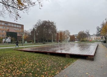 Eislaufspaß kehrt zurück! Cottbuser Weihnachtsmarkt bekommt Naturbahn