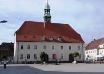 Finsterwalder stimmen für Holzhaus in Pechhütte & Marktplatz-Schutz
