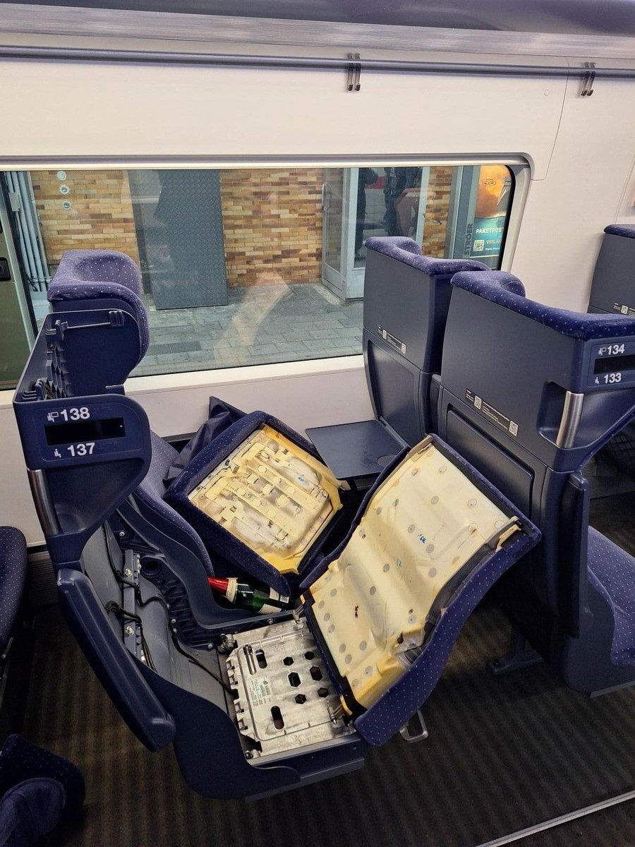 Zerstörte Sitze im ICE 503; Foto: Bundespolizei