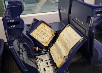 Zerstörte Sitze im ICE 503; Foto: Bundespolizei