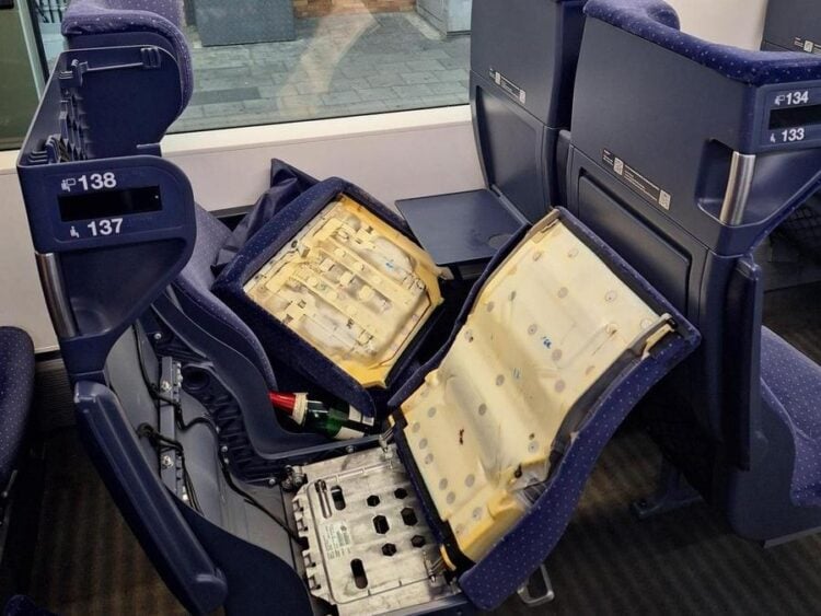 Zerstörte Sitze im ICE 503; Foto: Bundespolizei