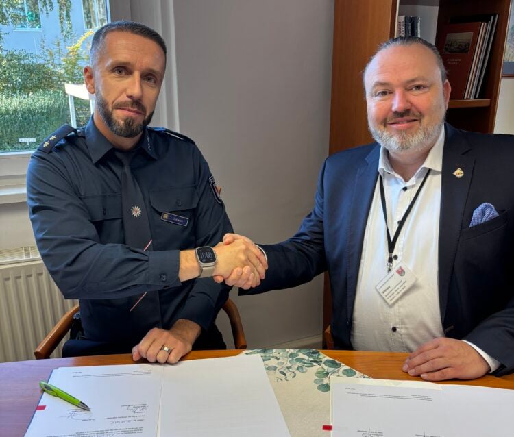 Nicolas Dykierek (l.) und Stefan Wichary unterschreiben die Kooperationsvereinbarung. (Bild: LKDS/Stephanie Kunert)