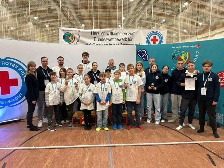Kinder und Jugendliche der DRK-Wasserwacht Senftenberg vertraten das Land Brandenburg beim Bundeswettbewerb Rettungsschwimmen in Dresden (Foto: Sinan Cetin).