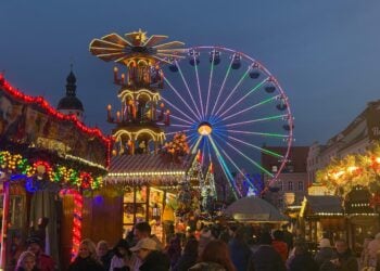 Cottbuser Weihnachtsmarkt mit Stollenanschnitt & Eisbahn eröffnet