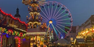 Cottbuser Weihnachtsmarkt mit Stollenanschnitt & Eisbahn eröffnet