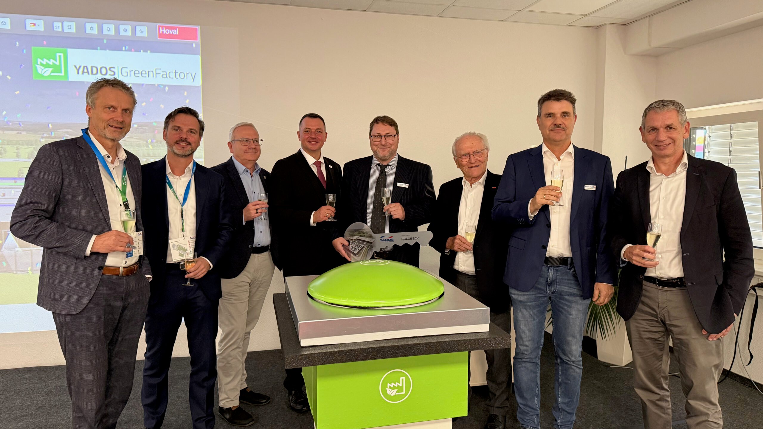 Foto: Von rechts nach links: Richard Senti (Verwaltungsratspräsident Hoval Gruppe), Olaf Besser (Prokurist YADOS GmbH), Peter Frick (langjähriger Präsident des Verwaltungsrats und Vertreter der Hoval Aktionärsfamilie), Frank Stiehler (Geschäftsführer YADOS GmbH), Udo Witschas (Landrat des Landkreises Bautzen, CDU), Torsten Ruban-Zeh (Oberbürgermeister der Stadt Hoyerswerda, SPD), Jörg Bechmann (Niederlassungsleiter Goldbeck), Mirko Zeng (Geschäftsführer GOLDBECK Ost GmbH).; Foto: YADOS