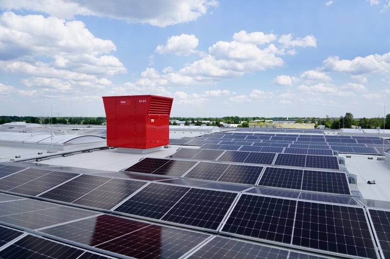 640 kWp-Photovoltaikanlage der YADOS Green Factory; Foto: YADOS