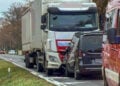 LKW und Auto bei Groß Jamno zusammengestoßen. Verletzte & Sperrung